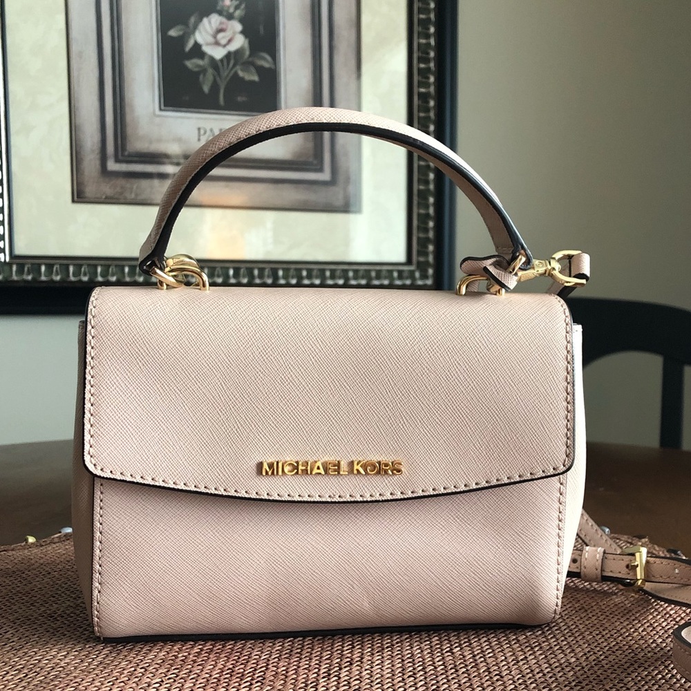❌sold❌AUTHENTIC MICHEAL Micheal Kors small purse